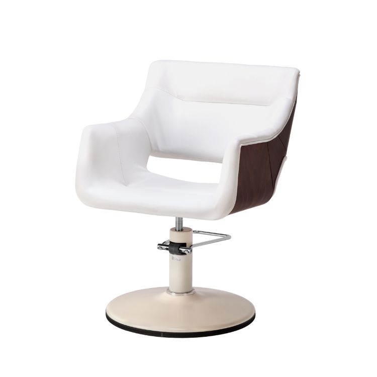 Vit frisörstol med trädetaljer och stoppad sits, frontvy.