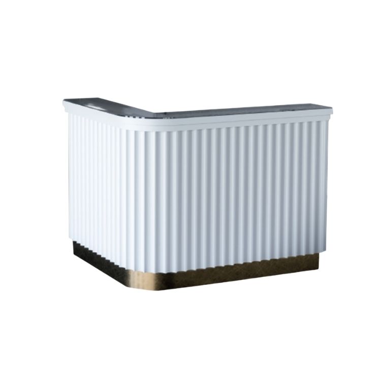 GROOVE receptionsdisk med vinklad form och räfflad front i målad MDF, frontvy.