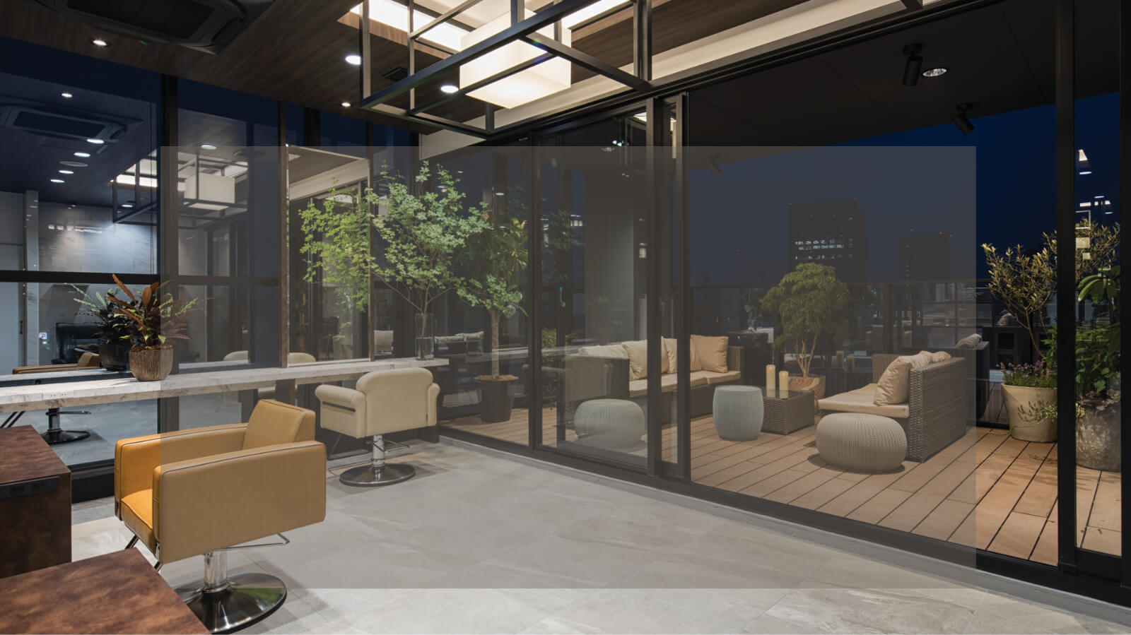 Modern salongsinredning för frisör –  frisörstolar och arbetsbord från Lombard